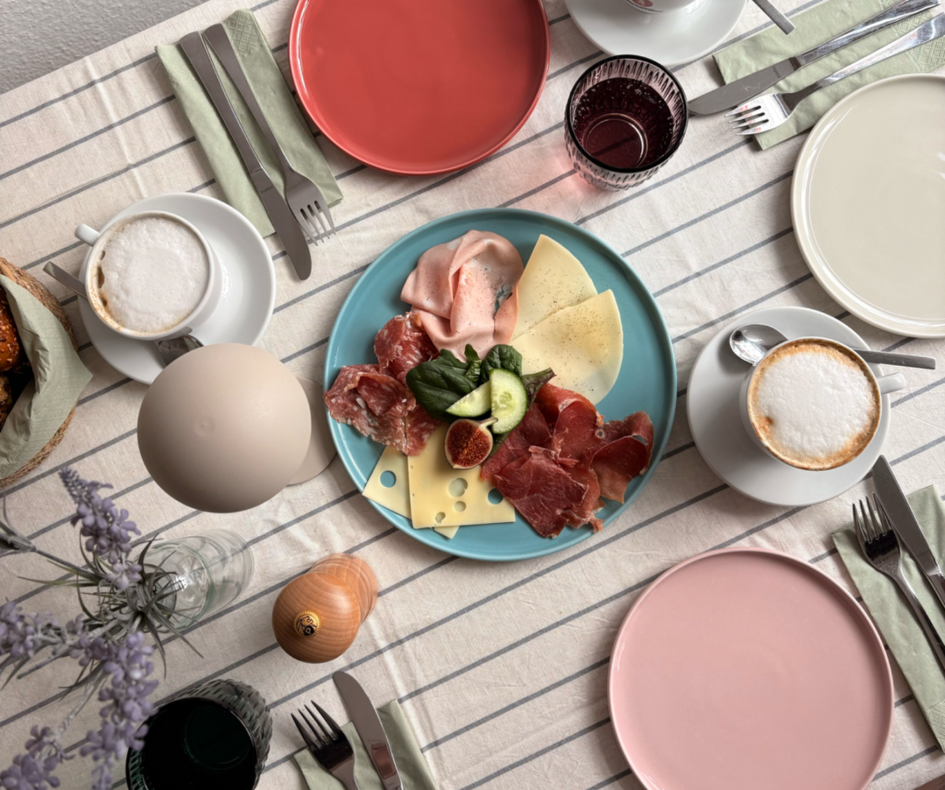 @Foto von Veronika Lepiorz Frühstück | Mittagstisch | Restaurant | Café | Kaffee | il Caffè | Gedeckter Tisch | Eventraum